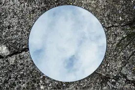 一组镜子背后的平行空间图片