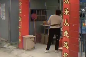 戴耳机听歌千万不要对口型，哈哈哈哈哈不然你离歌神只差一个话筒图片