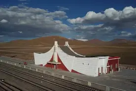 世界上海拔最高的铁路车站，车站没有人值守，列车到站也不停靠图片