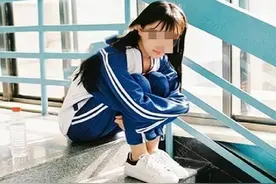 2010年一女生被学长拖进男生宿舍侮辱，15人围观，却无一人伸援手图片