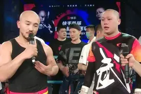 千万粉丝主播被吊打！刘二狗5次被打倒，妻子痛哭，向一龙道歉图片