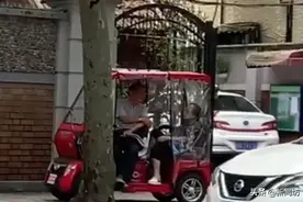 上海八旬老人开残疾车送孙女高考，一度哽咽：花百万给孙女补课图片