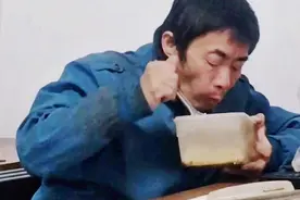 江苏：妻子患病，丈夫外出打工，一个脏饭盒、一把铲子让人泪目图片