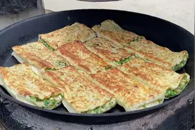 湖北大哥卖祖传葱油饼，3块钱一个，不收徒，顾客开车几十里来吃图片
