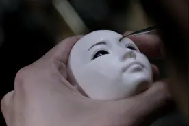 变态杀人犯专挑花季少女下手，将骨灰做成瓷娃娃，韩国犯罪电影图片
