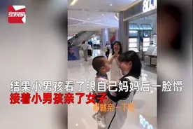 有一种尴尬叫认错妈，孩子抱着陌生阿姨叫妈，亲妈当场“石化”图片