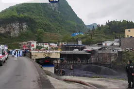 星巴克疑现情侣不雅视频，警方已介入调查 【三分钟法治新闻全知道】图片