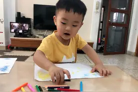 边哼歌边画画的孩子，画画可以训练孩子专注力，请不要去打扰他噢图片