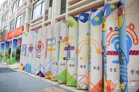 新学期孩子们个子高了 课桌也“长”了吗？图片
