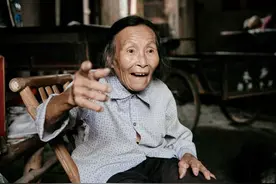 老奶奶40年前收入是别人的三倍，回想往事神情激动，只因人命关天图片
