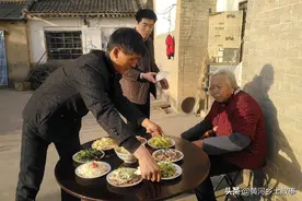 山村8旬老人过寿，儿媳3小时做出十全十美菜，1道酿菜是重头戏图片