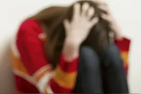以爱之名，摧残虐待，致14岁女孩跳楼自杀图片