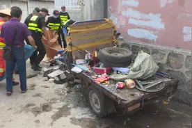 深圳罗湖一村长期堆积非法废品，执法队现场清理图片