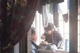 宝妈不让孩子吃零食，爷爷偷摸带娃去阳台吃，网友：越看越馋图片