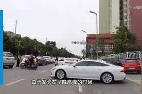 车道变“停车场”！贵阳一校门口交通乱象丛生……图片