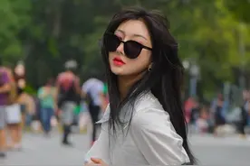 初秋的职场穿搭，纯色长袖衬衫搭配高腰半身裙，简单干练又有气质图片