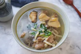 天气越来越冷，煲上这样一锅鸡肉菌菇汤，清淡鲜美，全身暖乎乎图片