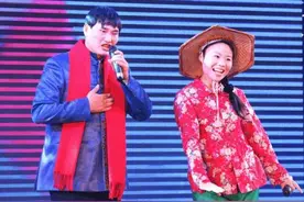 都是《星光大道》推出的草根明星，草帽姐人气远低于大衣哥，为啥图片