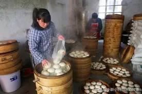 故事：母亲同情乞丐，天天给他送五个馒头，两个月后意外和惊喜全来了图片