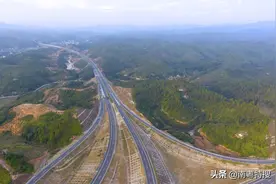 广东湛江这条高速公路将要进行二期工程，道路全线采用双向六车道图片