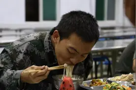 新兵进入军营的第一餐吃什么？各部队都有个不成文的规定图片