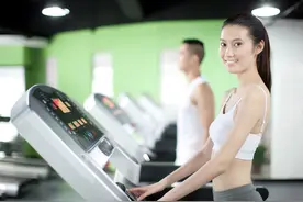 48岁女子与60岁邻居二婚怀孕，亦喜亦忧图片