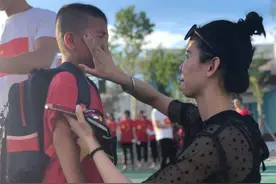 孩子哭着说“不想上幼儿园”，别打骂，试试这3个方法，亲测有效图片
