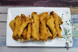 炸鱼块，有人用面粉有人用淀粉，老厨：都不对，这样炸鱼块才正确图片