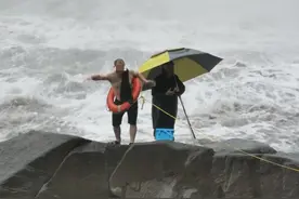 不顾强降雨预警，重庆两钓鱼人到河中钓鱼，结果被困“孤岛”图片