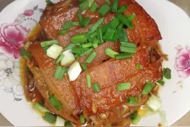 扣肉要做得好，三道程序少不了，一煮、二炸、三蒸图片