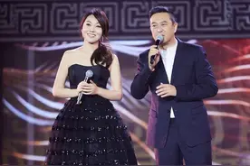 闫妮一身藏蓝大衣配白裙优雅又高级，搭配马尾辫好减龄，气质惊艳图片