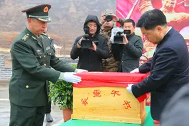 一家三代为无名烈士守墓74年，烈士身份被确认，女儿已是7旬老人图片