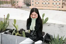 杨幂跟兔八哥T恤腻歪上了，内搭绿色网纱上衣，又酷又甜美很清新图片