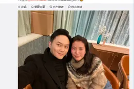 张智霖袁咏仪结婚19周年晒照，袁咏仪满面通红，网友：喝醉了？图片
