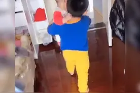 哥哥永远是第一个听到妹妹哭声，并把妹妹抱出来的人，网友：好暖图片