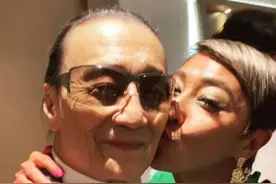 84岁谢贤再曝新恋情？生日获美女贴脸亲吻，不见狄波拉及儿孙现身图片