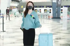 杨芸真会穿，一身休闲走机场，休闲舒适、宁静优雅图片