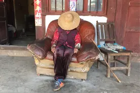 双目失明的老人被儿女们推来推去，农村部分农民老人养老引人思考图片