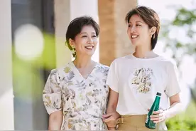 今夏火了一种新裙子，叫“开叉裙”，时髦又显瘦，四五十岁穿好美图片