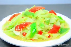 价格和黄瓜差不多，含铁量是黄瓜12倍！清炒佛手瓜，夏天吃正合适图片