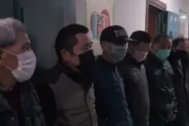 无证棋牌室聚集16人 女民警现场怼哭打牌人员视频封面