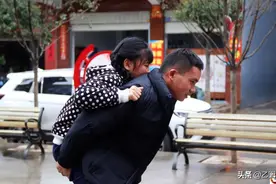 夫妻婚后多年不孕，意外捡到一个女婴，视为亲生，如今却陷入两难图片