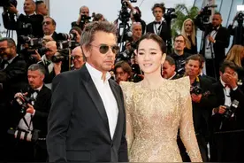 巩俐在国外美得高级！穿金色刺绣裙随老公走红毯，全程牵手好恩爱图片