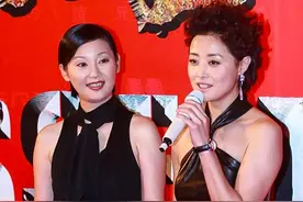 徐帆与刘蓓都是53岁，穿“挂脖”上衣都挺潮，赢的却是气质不同图片