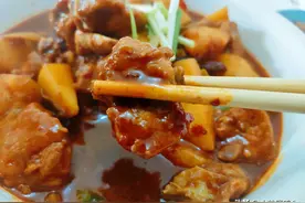 川味“土豆焖排骨”的家常做法，排骨肥美多汁，汤汁特下饭图片
