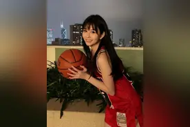 邱淑贞21岁女儿下衣失踪，仅穿一件背心秀长腿，好身材不输妈妈图片
