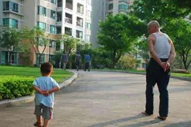 孩子到乡下爷爷家住了2个月，回家后走路大变样，妈妈看后笑翻了图片