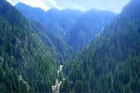 天山大峡谷四季如画图片