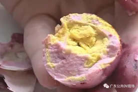 国庆前一天，女子煮了三个鸡蛋，有一个竟是紫色的图片