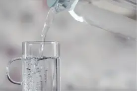 喝水小常识：冷热水声音不同，也不能兑着喝图片